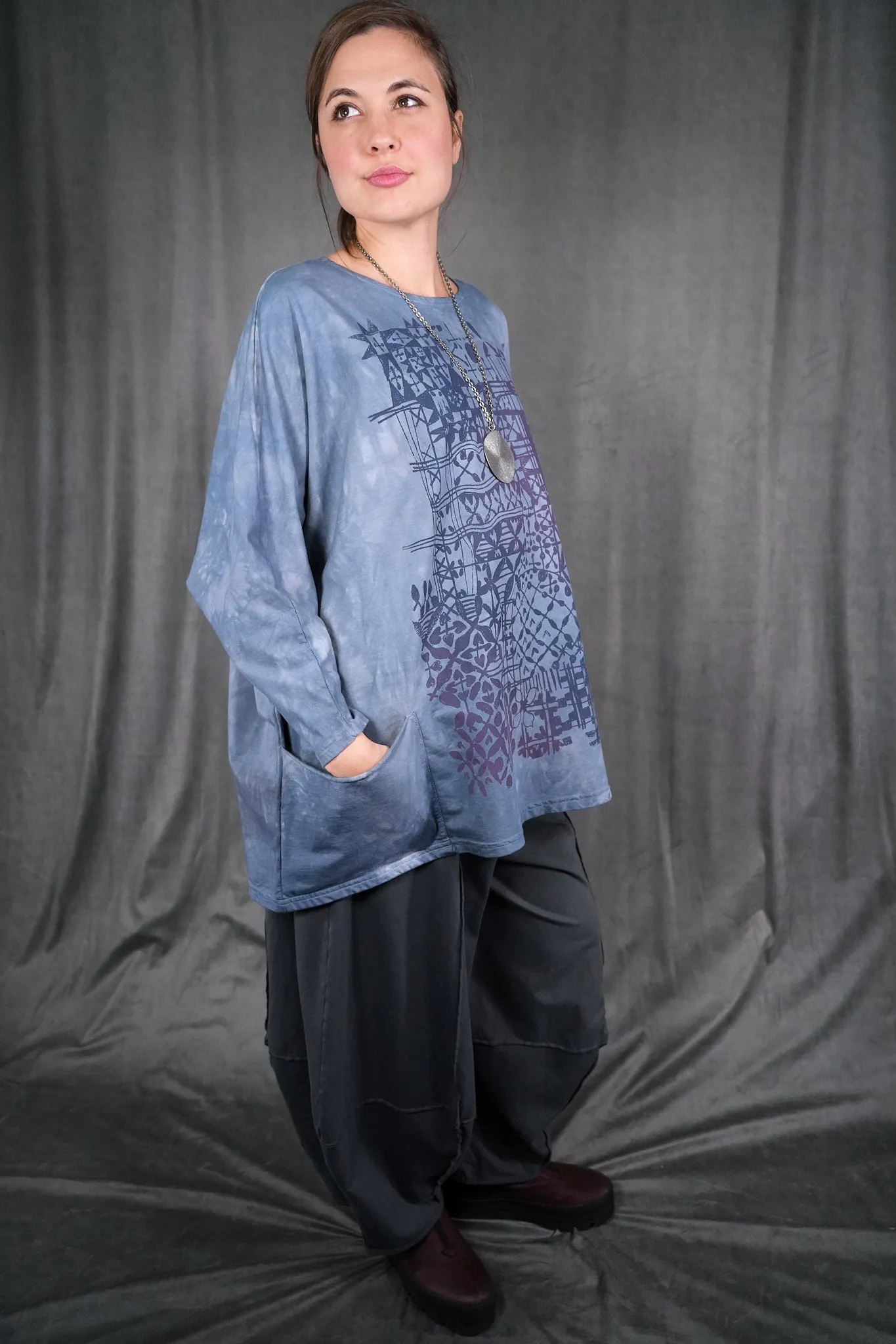 2319HD Writers Pocket Sweatshirt Dream Garden