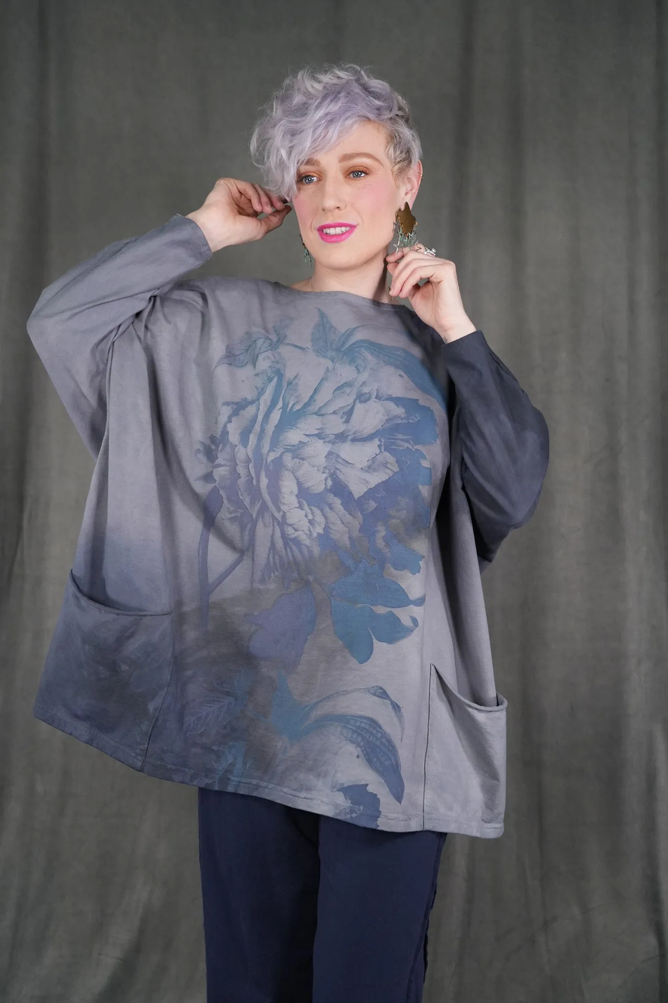 2319HD Writers Pocket Sweatshirt Ghost Bloom