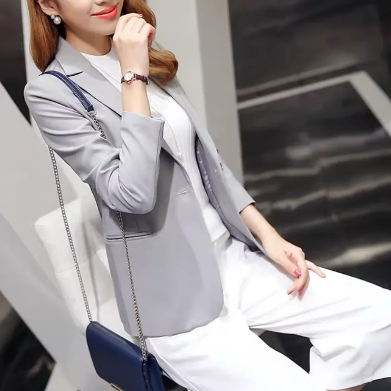 Elegant women's blazer with ankle button fastening - Ideal for layering - Trendy fashion for any season