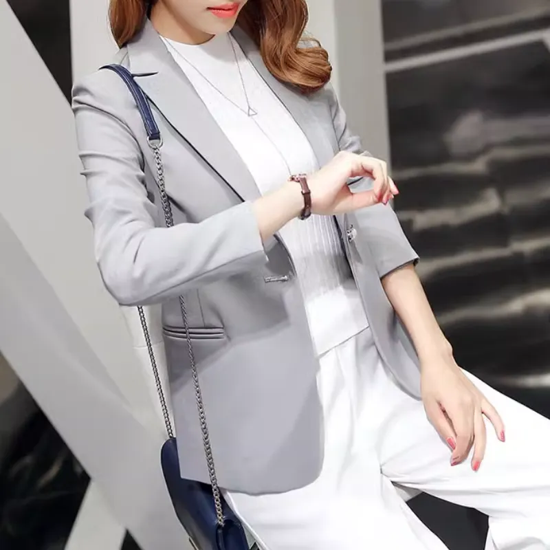 Elegant women's blazer with ankle button fastening - Ideal for layering - Trendy fashion for any season
