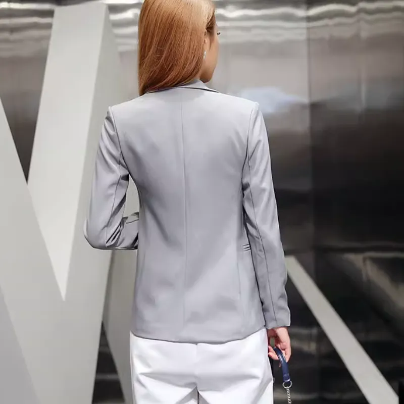 Elegant women's blazer with ankle button fastening - Ideal for layering - Trendy fashion for any season