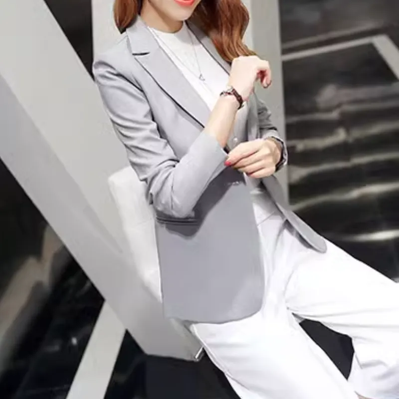 Elegant women's blazer with ankle button fastening - Ideal for layering - Trendy fashion for any season