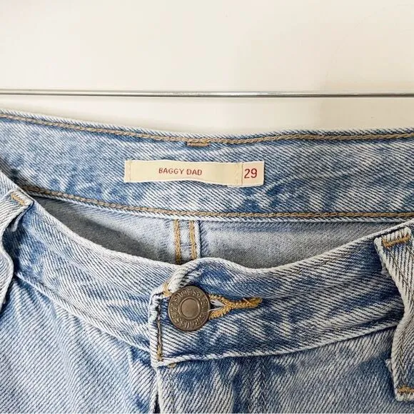 Levis women Baggy Dad Jeans Bin Day 29x30 vtg 90s light wash distressed