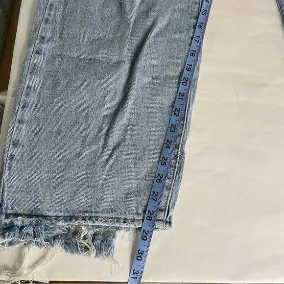 Levis women Baggy Dad Jeans Bin Day 29x30 vtg 90s light wash distressed