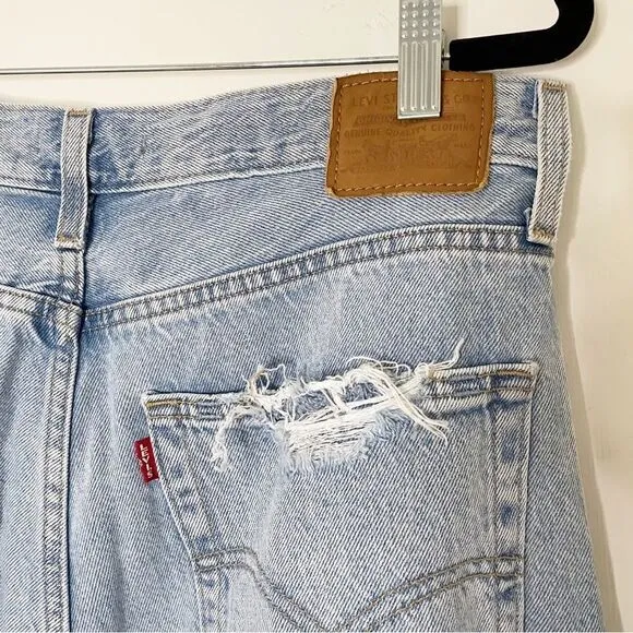 Levis women Baggy Dad Jeans Bin Day 29x30 vtg 90s light wash distressed