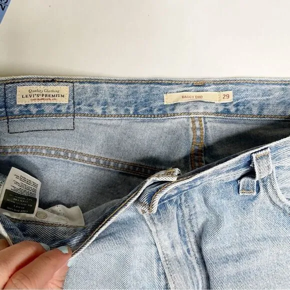 Levis women Baggy Dad Jeans Bin Day 29x30 vtg 90s light wash distressed