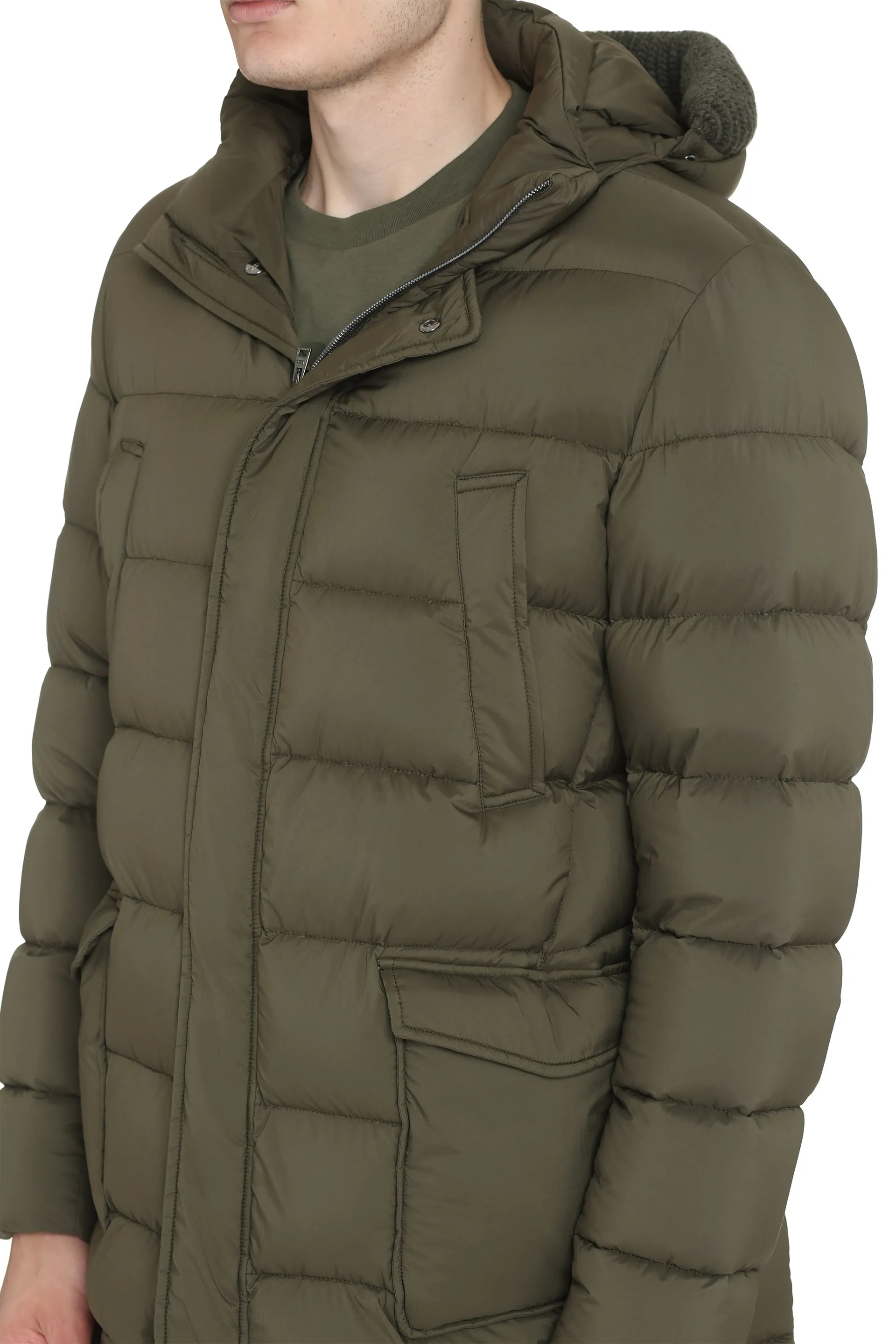 Snap button fastening down jacket