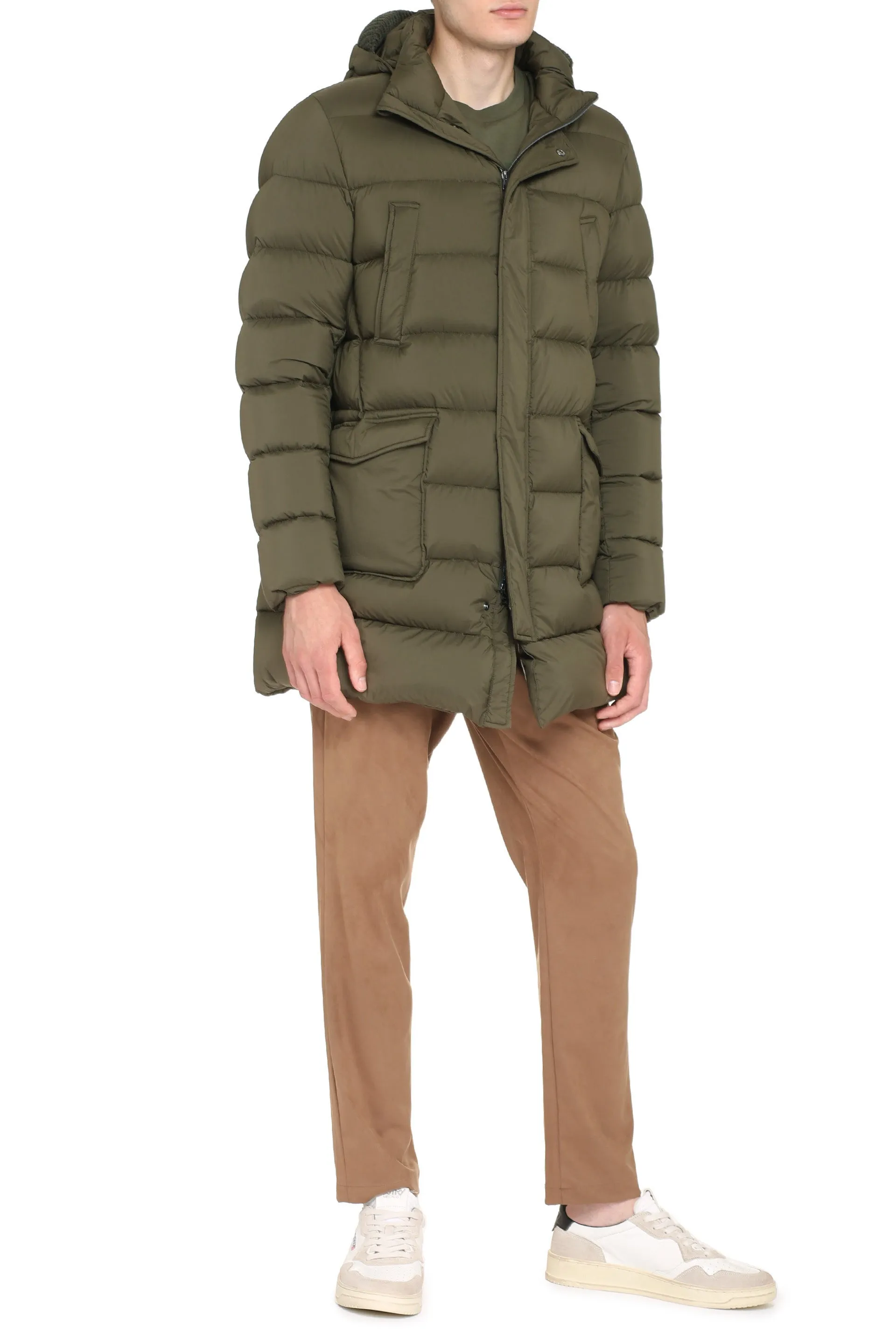 Snap button fastening down jacket