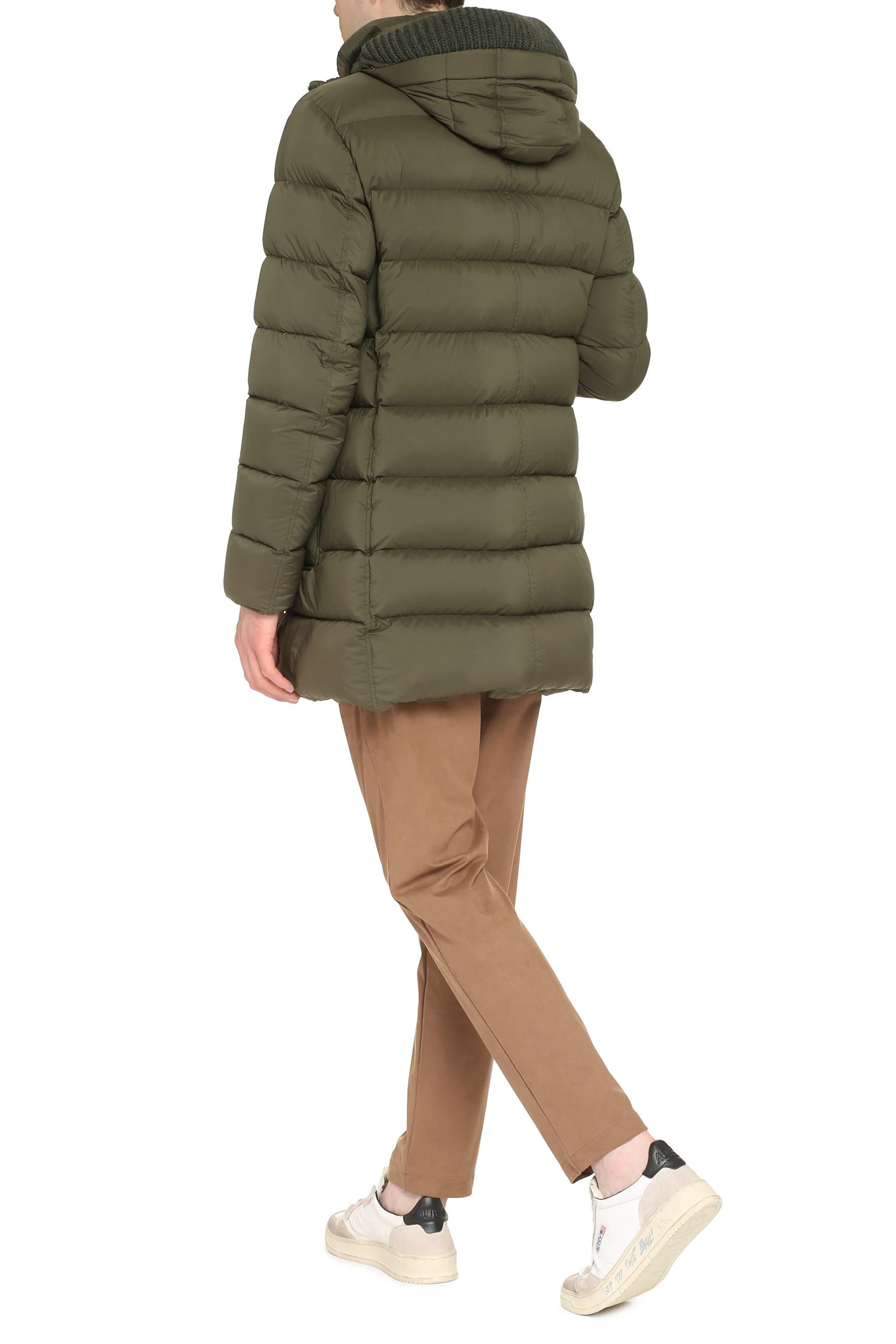 Snap button fastening down jacket