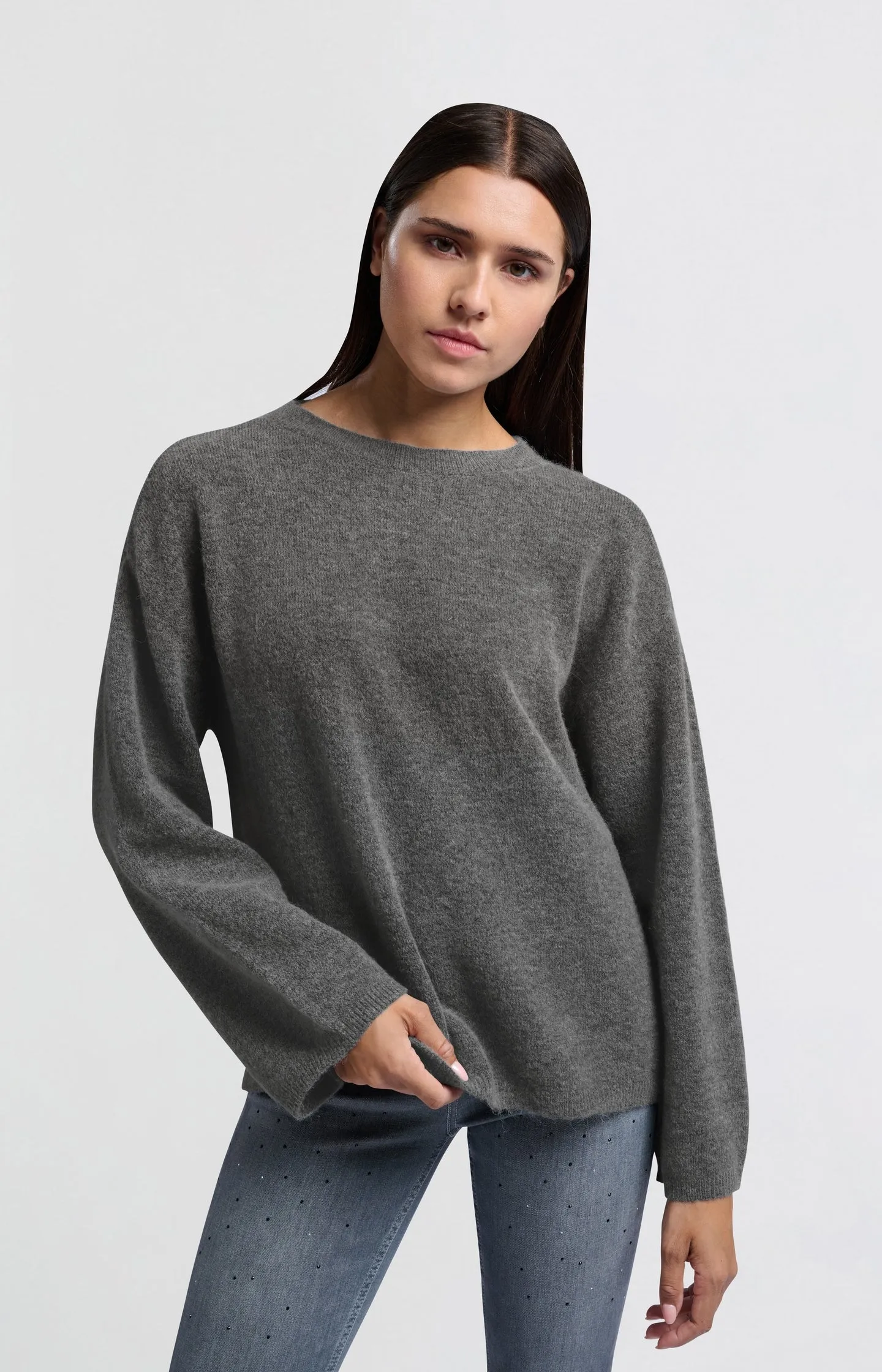 Soft oversized sweater with round neck and long sleeves