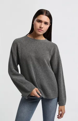 Soft oversized sweater with round neck and long sleeves