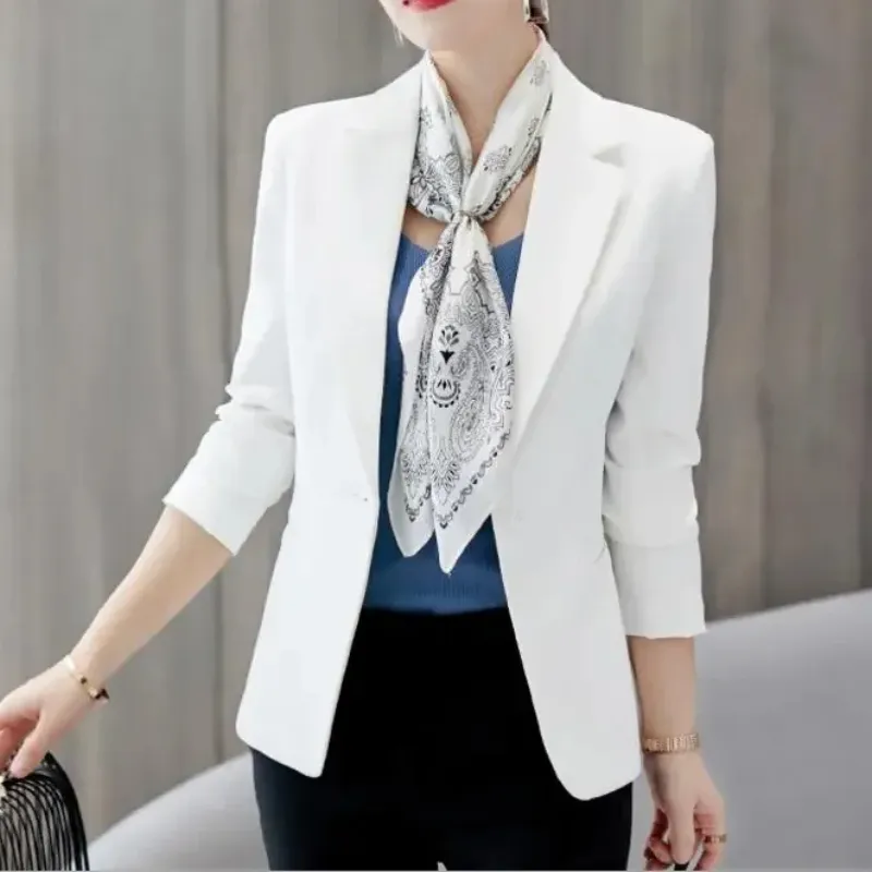 Stylish women's blazer with ankle button fastening - Lightweight and breathable material - Ideal for layering