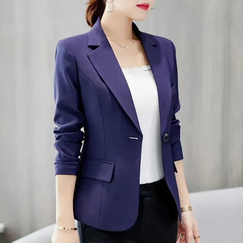 Stylish women's blazer with ankle button fastening - Lightweight and breathable material - Ideal for layering