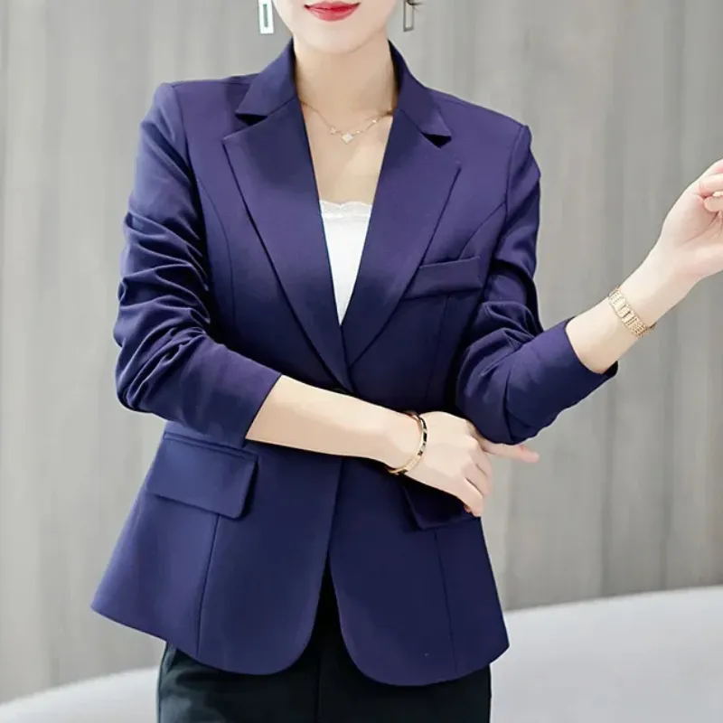 Stylish women's blazer with ankle button fastening - Lightweight and breathable material - Ideal for layering