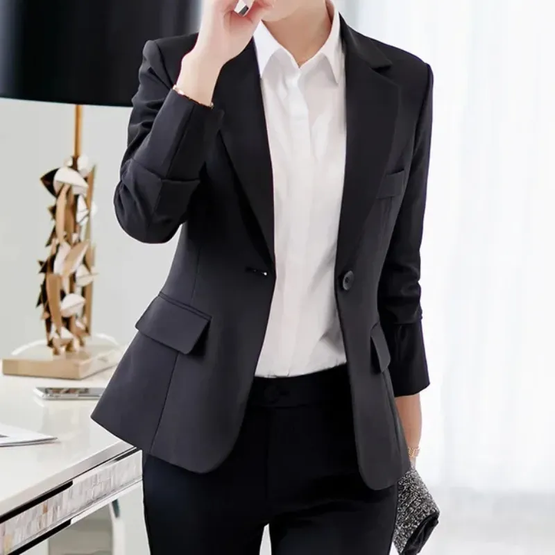 Stylish women's blazer with ankle button fastening - Lightweight and breathable material - Ideal for layering