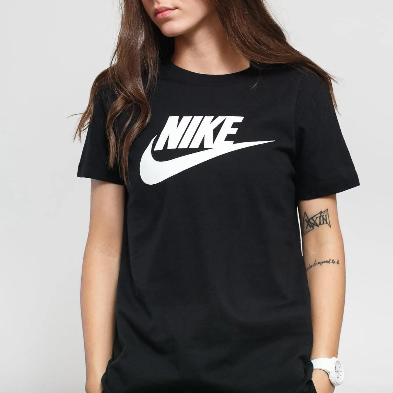 T SHIRT DONNA NIKE SPORTSWEAR ESSENTIALS CLASSIC NERA E BIANCA