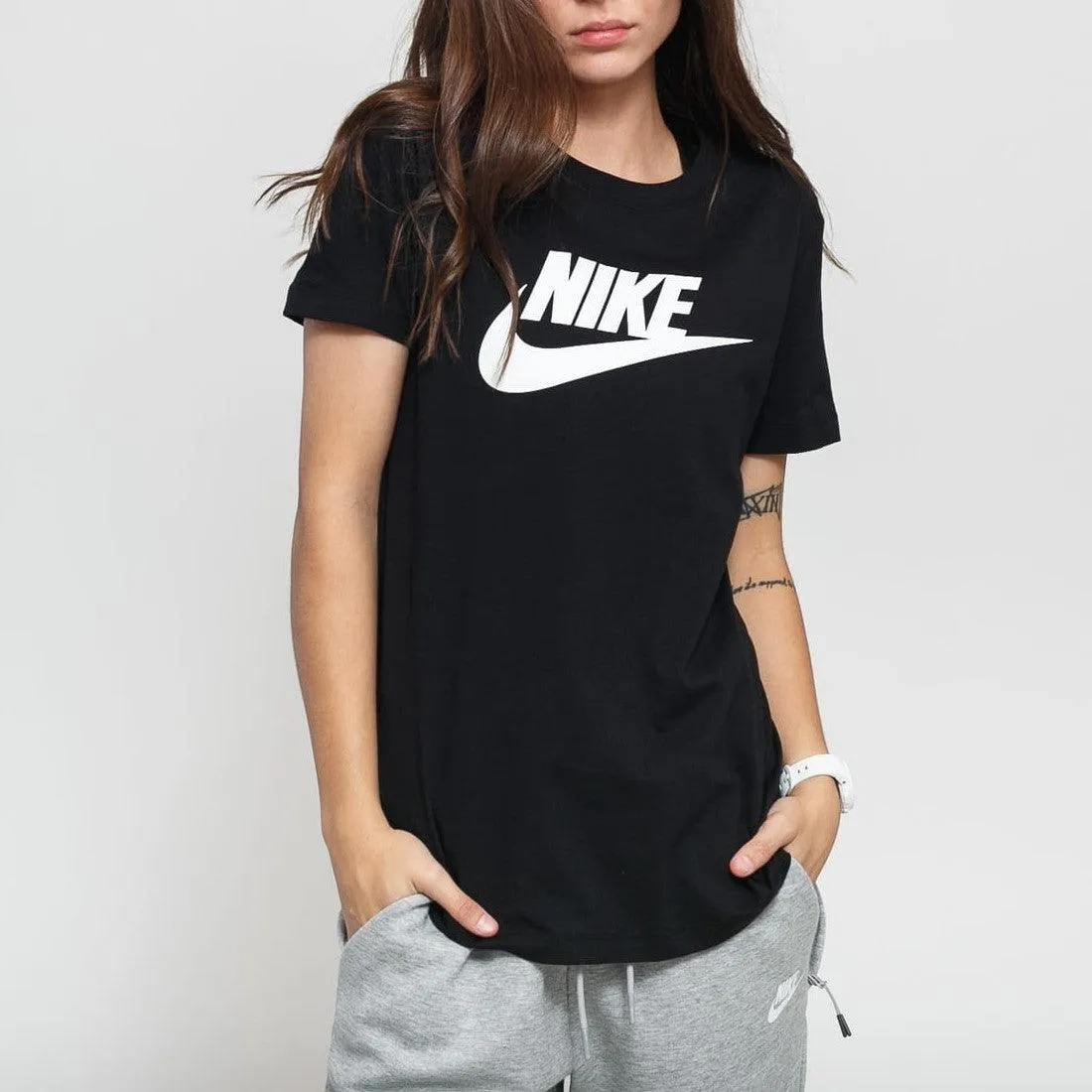 T SHIRT DONNA NIKE SPORTSWEAR ESSENTIALS CLASSIC NERA E BIANCA